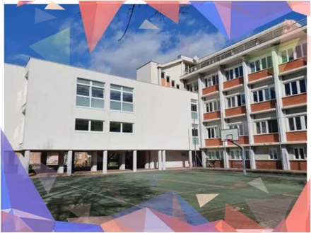 alt="palestra delle scuole medie vista dall'esterno."
